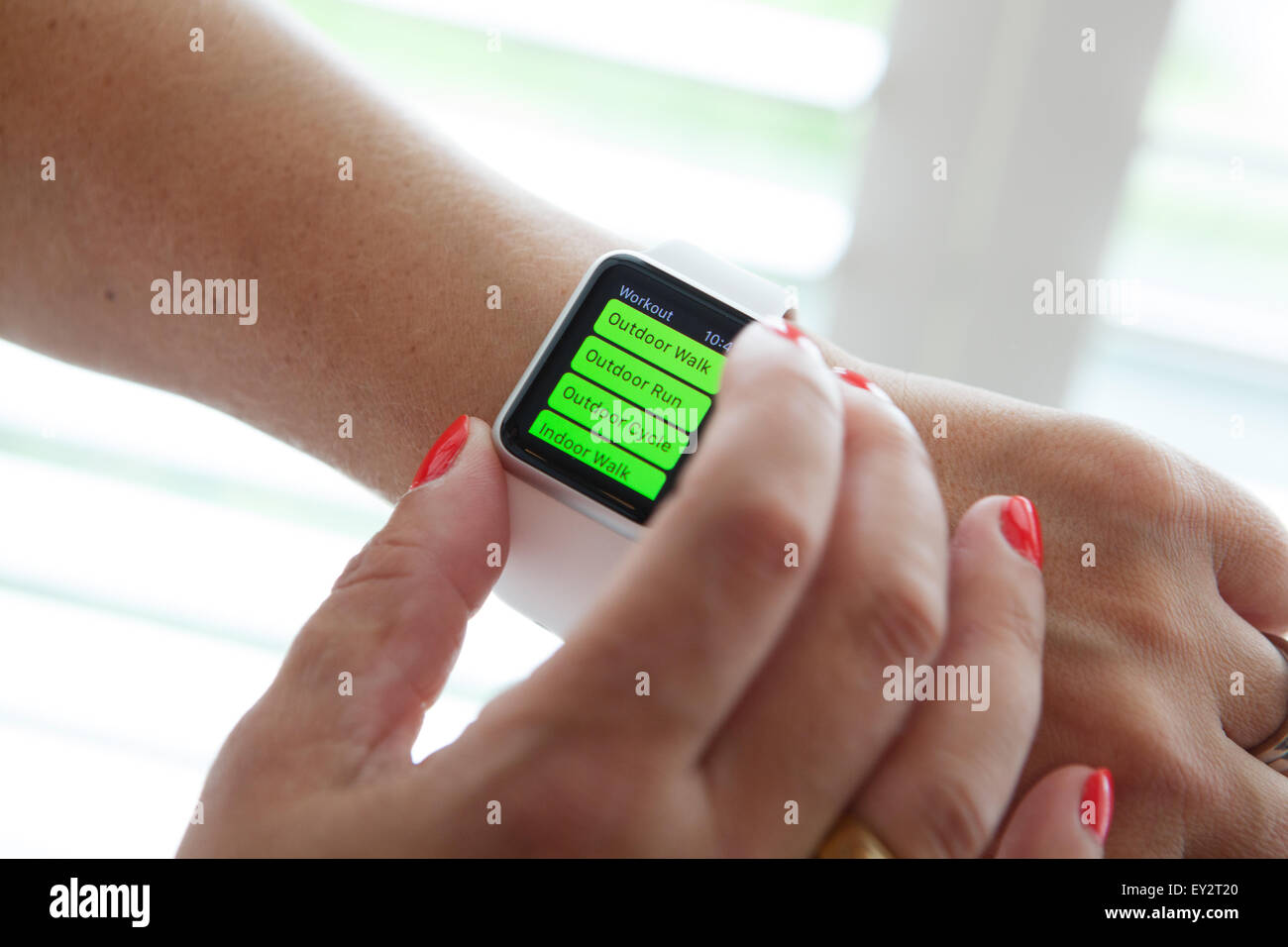 Apple guarda la visualizzazione di una app fitness. Foto Stock