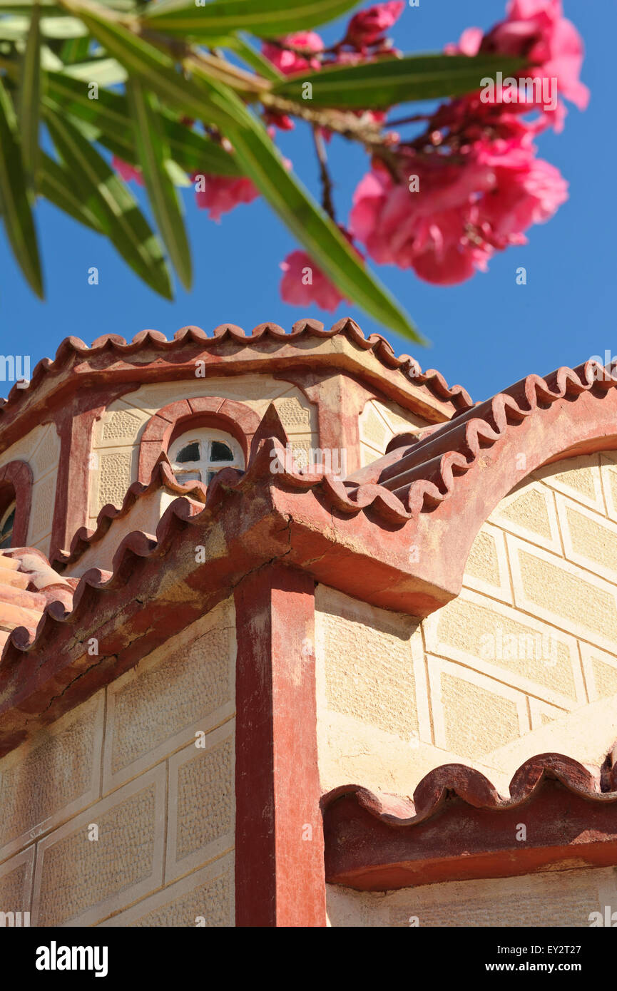 Chiesa ortodossa con tegole rosse in Fira (Thira), Santorini, Grecia. Foto Stock