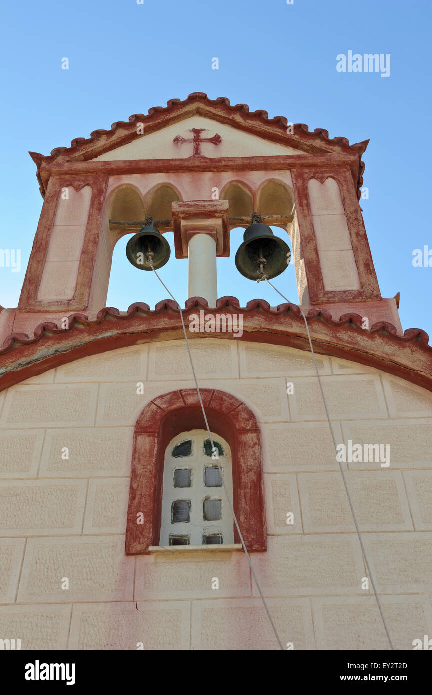 Chiesa ortodossa con tegole rosse in Fira (Thira), Santorini, Grecia. Foto Stock