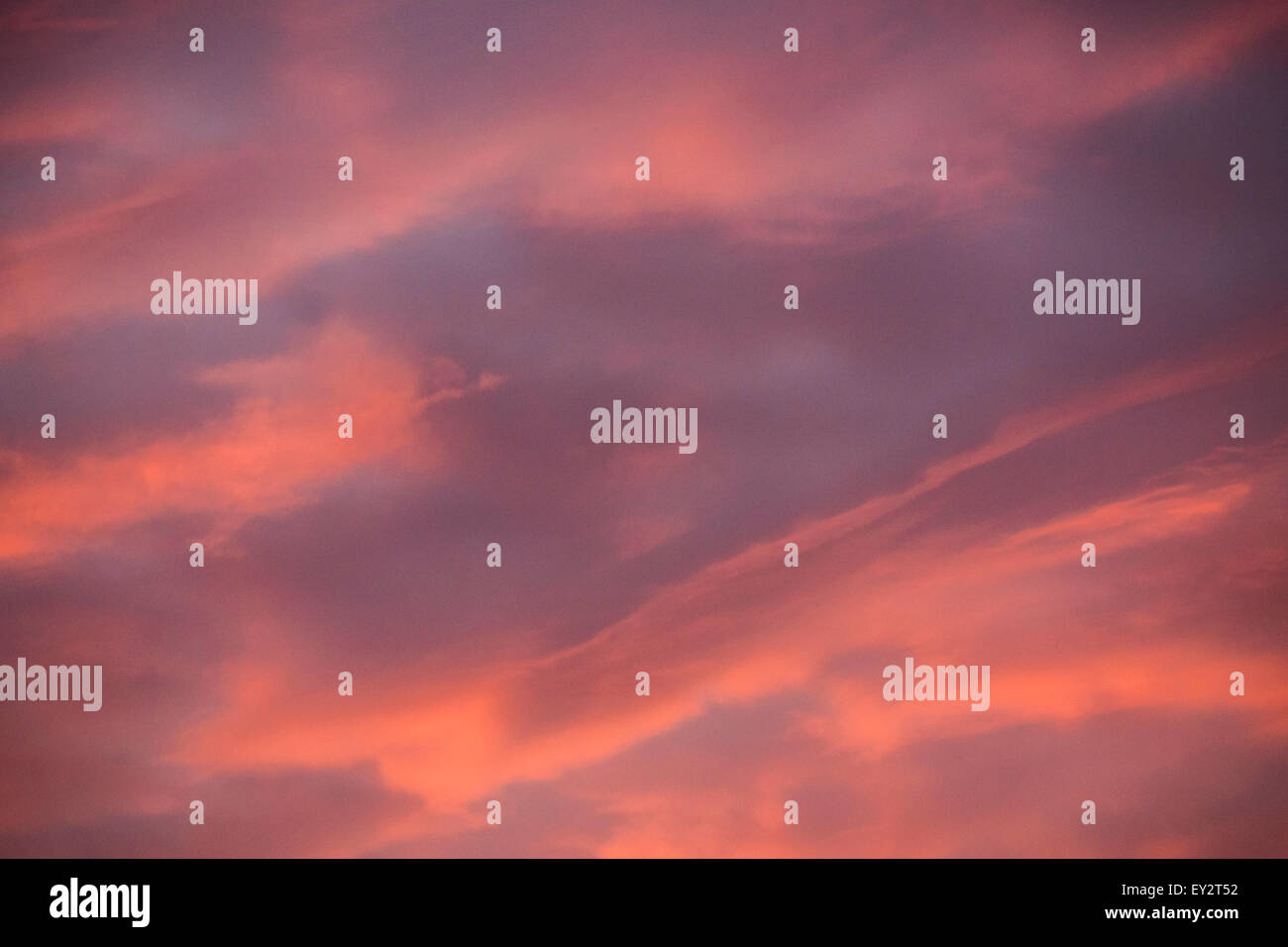 Colorato di rosa e arancio nuvole al tramonto Foto Stock