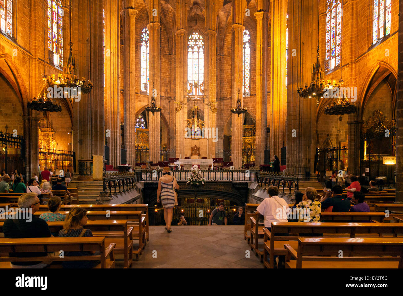La navata centrale e interno, dalla cattedrale di Barcellona , che mostra architettura gotica, Quartiere Gotico (Barri Gotic ), Barcellona Spagna Europa Foto Stock