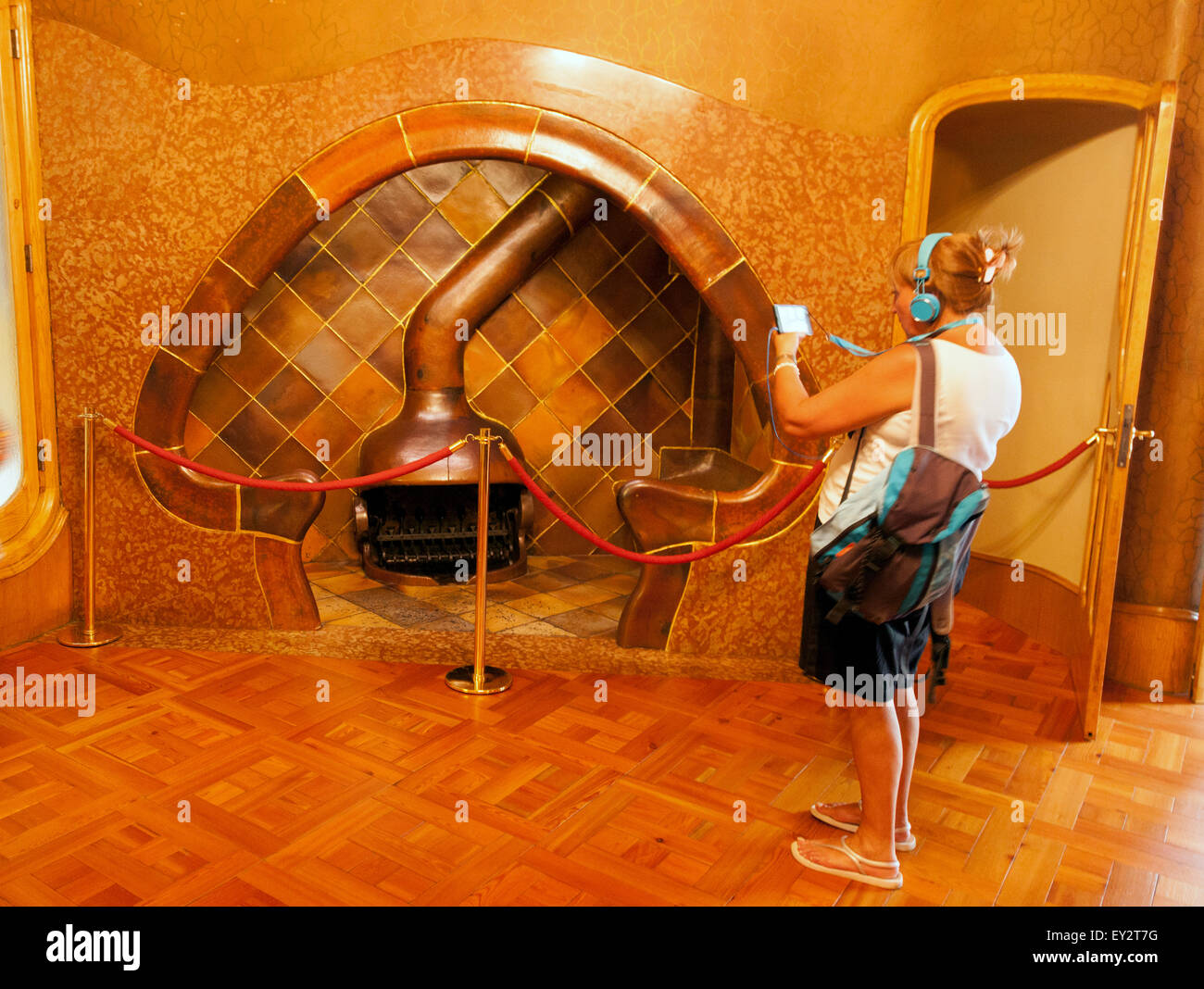 Un turista guardando Gaudì camino, Casa Battlo; UNESCO World Heritage Site, quartiere Gracia, Barcellona Spagna Europa Foto Stock