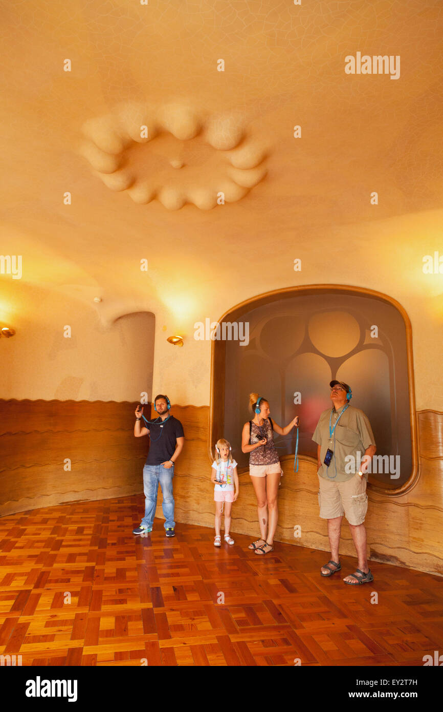 Un turista famiglia guardando i disegni di Antoni Gaudi in Casa Batllo, un sito Patrimonio Mondiale dell'UNESCO, Barcellona Spagna Europa Foto Stock