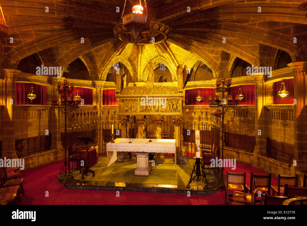 La Cripta di Santa Eulalia, co-patrona di Barcellona, nella cattedrale di Barcellona, Barcellona Spagna Europa Foto Stock