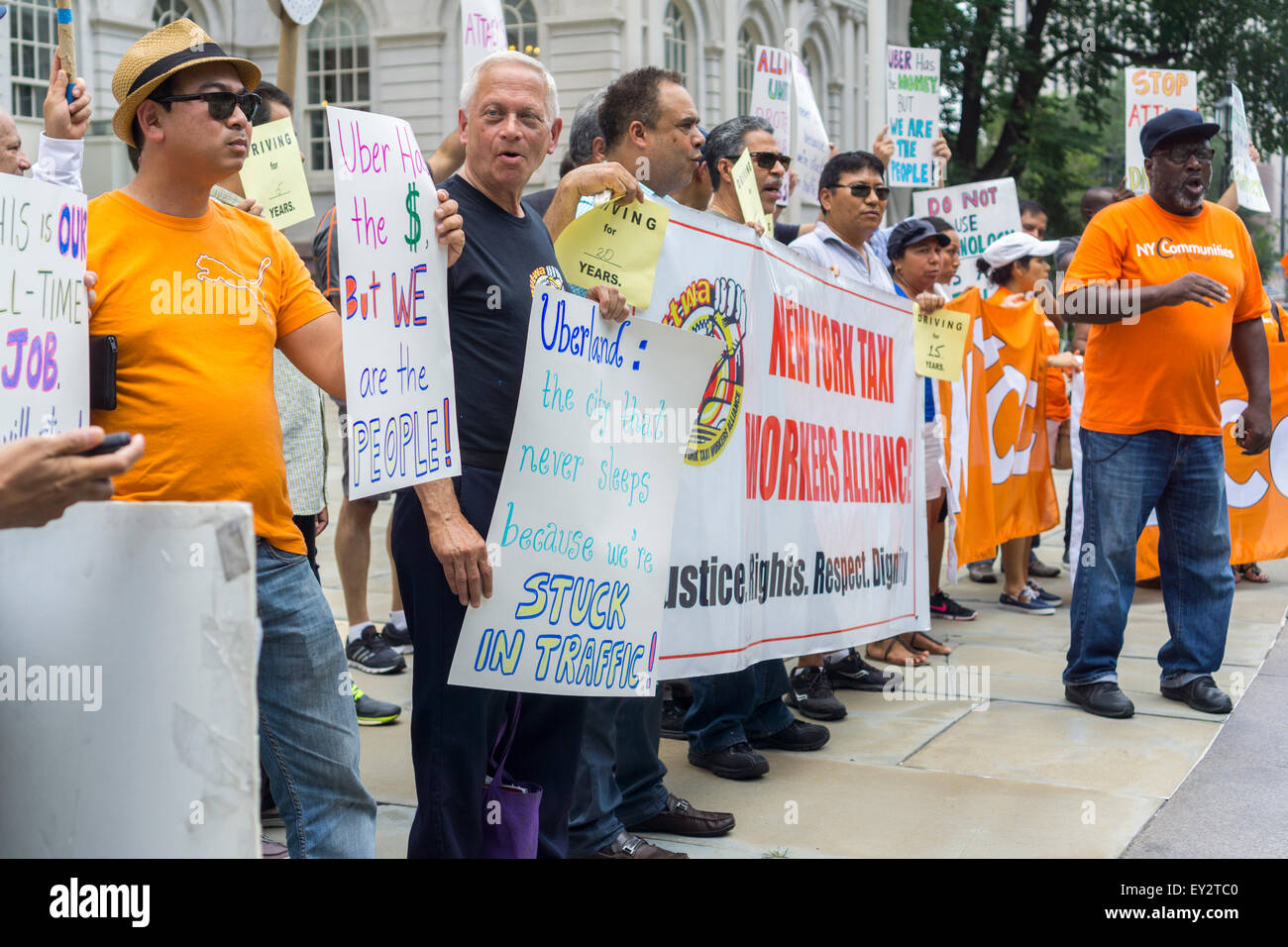 New York, Stati Uniti d'America. Il 20 luglio, 2015. I tassisti e i sostenitori rally sui passi di New York City Hall lunedì 20 luglio 2015 per un cappuccio su For-Hire-Veicoli (FHV) ammessi su nelle strade della città, specificamente e-grandine servizi come Uber Lyft e. La città di New York consiglio è pianificato per la votazione sulla PAC e sia Uber e il Taxi industria sono il lobbying councilmembers. Credito: Richard Levine/Alamy Live News Foto Stock