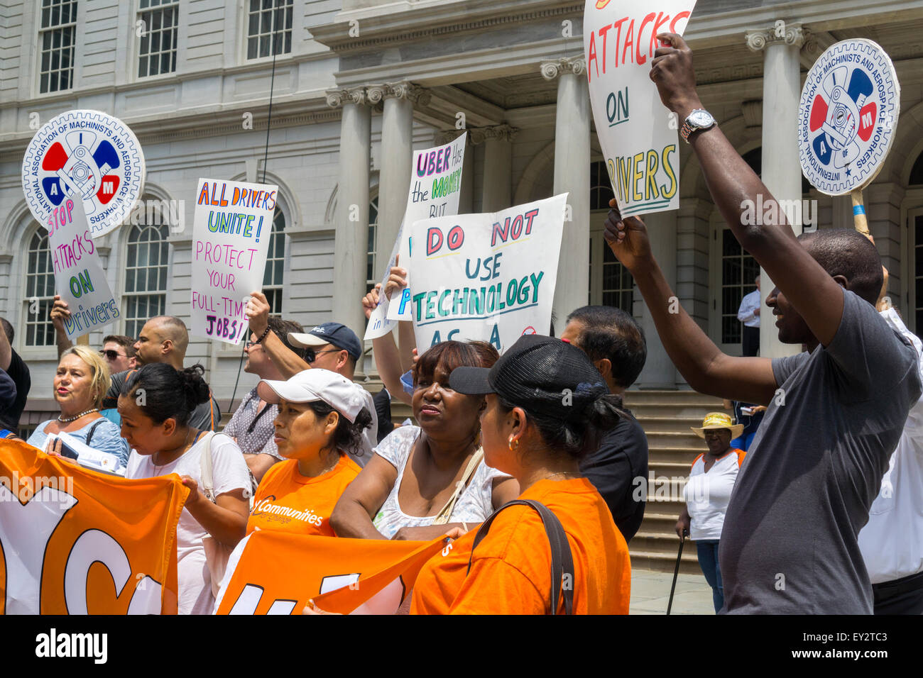 New York, Stati Uniti d'America. Il 20 luglio, 2015. I tassisti e i sostenitori rally sui passi di New York City Hall lunedì 20 luglio 2015 per un cappuccio su For-Hire-Veicoli (FHV) ammessi su nelle strade della città, specificamente e-grandine servizi come Uber Lyft e. La città di New York consiglio è pianificato per la votazione sulla PAC e sia Uber e il Taxi industria sono il lobbying councilmembers. Credito: Richard Levine/Alamy Live News Foto Stock