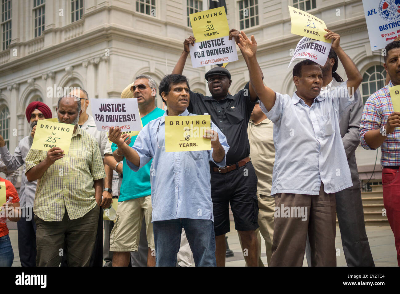 New York, Stati Uniti d'America. Il 20 luglio, 2015. I tassisti e i sostenitori rally sui passi di New York City Hall lunedì 20 luglio 2015 per un cappuccio su For-Hire-Veicoli (FHV) ammessi su nelle strade della città, specificamente e-grandine servizi come Uber Lyft e. La città di New York consiglio è pianificato per la votazione sulla PAC e sia Uber e il Taxi industria sono il lobbying councilmembers. Credito: Richard Levine/Alamy Live News Foto Stock