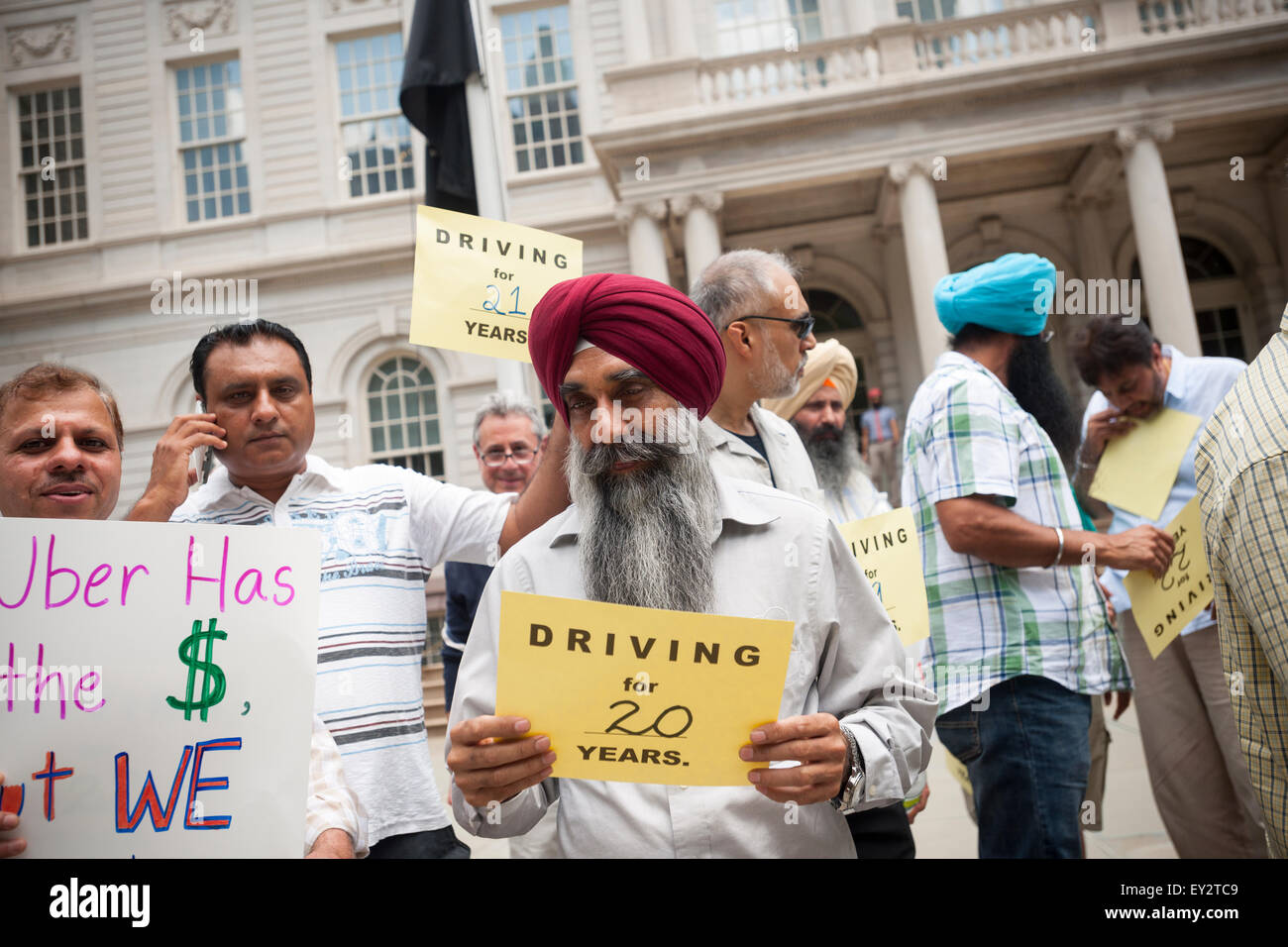 New York, Stati Uniti d'America. Il 20 luglio, 2015. I tassisti e i sostenitori rally sui passi di New York City Hall lunedì 20 luglio 2015 per un cappuccio su For-Hire-Veicoli (FHV) ammessi su nelle strade della città, specificamente e-grandine servizi come Uber Lyft e. La città di New York consiglio è pianificato per la votazione sulla PAC e sia Uber e il Taxi industria sono il lobbying councilmembers. Credito: Richard Levine/Alamy Live News Foto Stock
