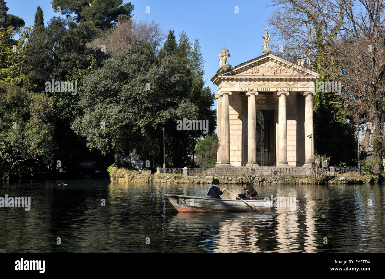 Italia, Roma, Villa Borghese, lago, tempio di Aesculapio Foto Stock