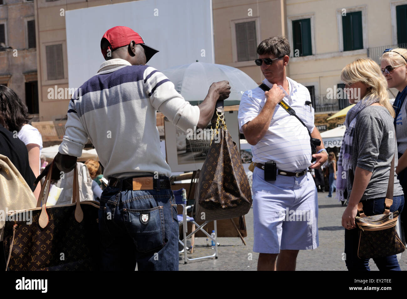 Italia, Roma, Piazza Navona, immigrati che vendono merci contraffatte ai turisti Foto Stock
