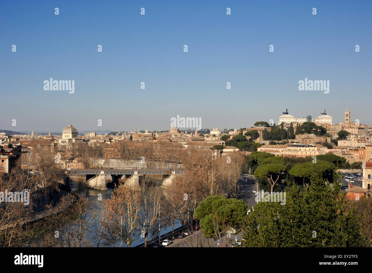 Italia, Roma, Aventino, fiume Tevere e vista sulla città dal Giardino degli Aranci Foto Stock