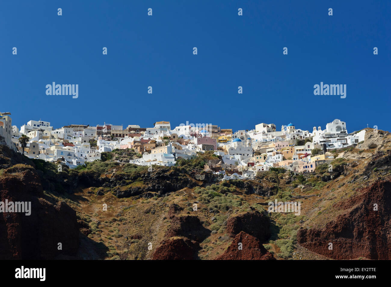 Una vista panoramica delle case dipinte di bianco sulla Caldera, Santorini, Grecia. Foto Stock