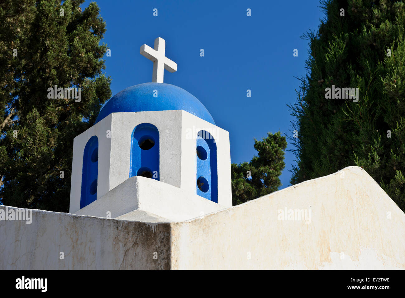 Un piccolo bianco e blu cupola di una chiesa ortodossa sull'isola di Santorini, Grecia. Foto Stock