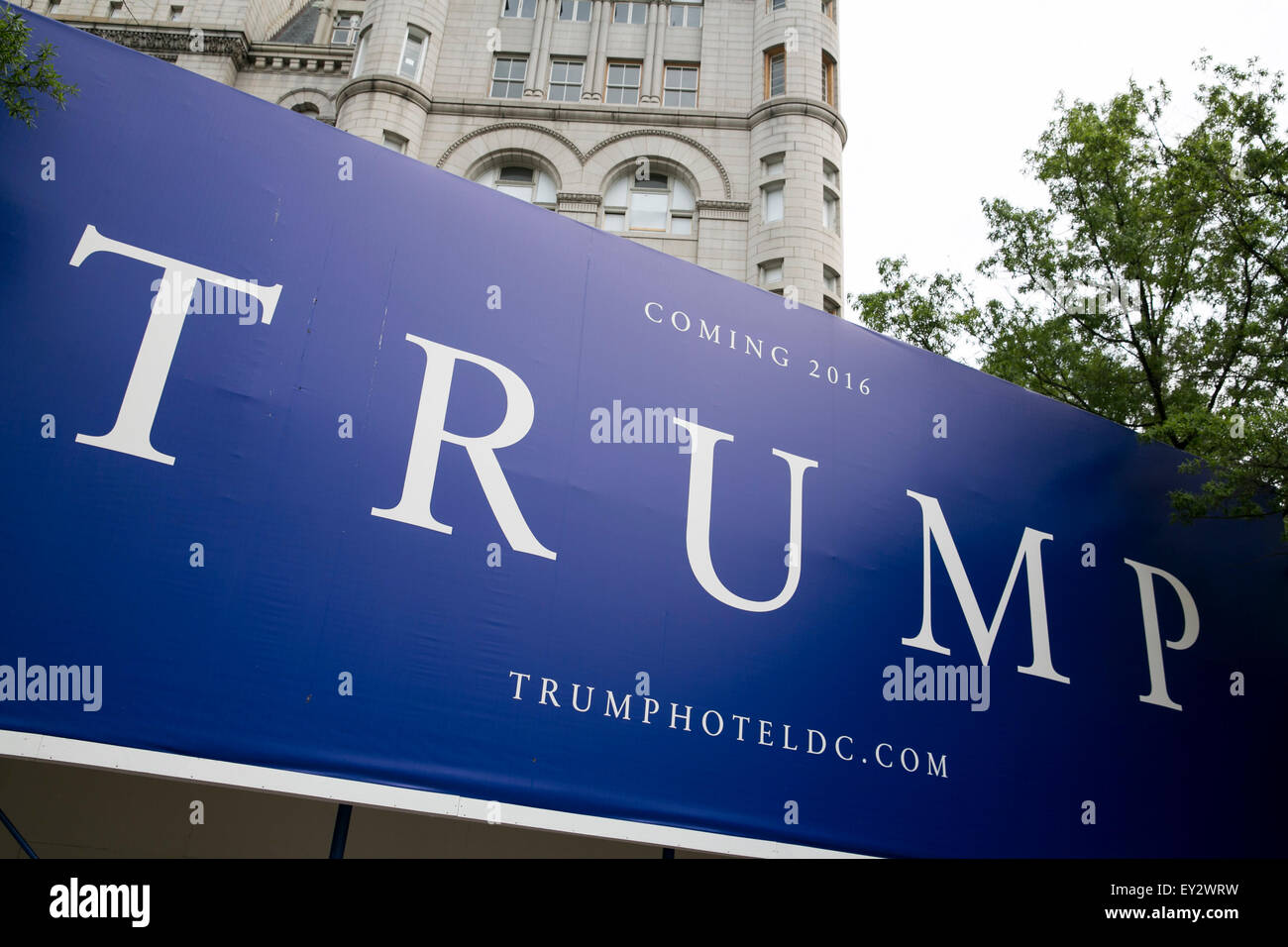 Donald Trump segni del logo che circonda il Vecchio Ufficio Postale Pavilion, attualmente convertito in un Trump International Hotel, in Foto Stock