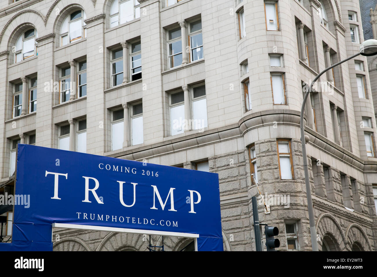 Donald Trump segni del logo che circonda il Vecchio Ufficio Postale Pavilion, attualmente convertito in un Trump International Hotel, in Foto Stock