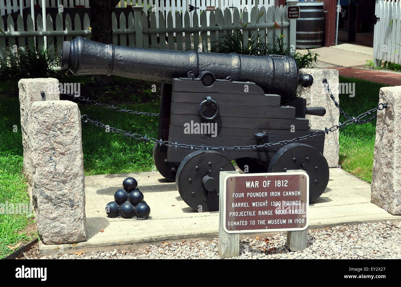 Guilford, Connecticut: Quattro pounder cannone di ferro dalla guerra del 1812 viene visualizzato nel 1639 Henry Whitfield House e Museo Foto Stock