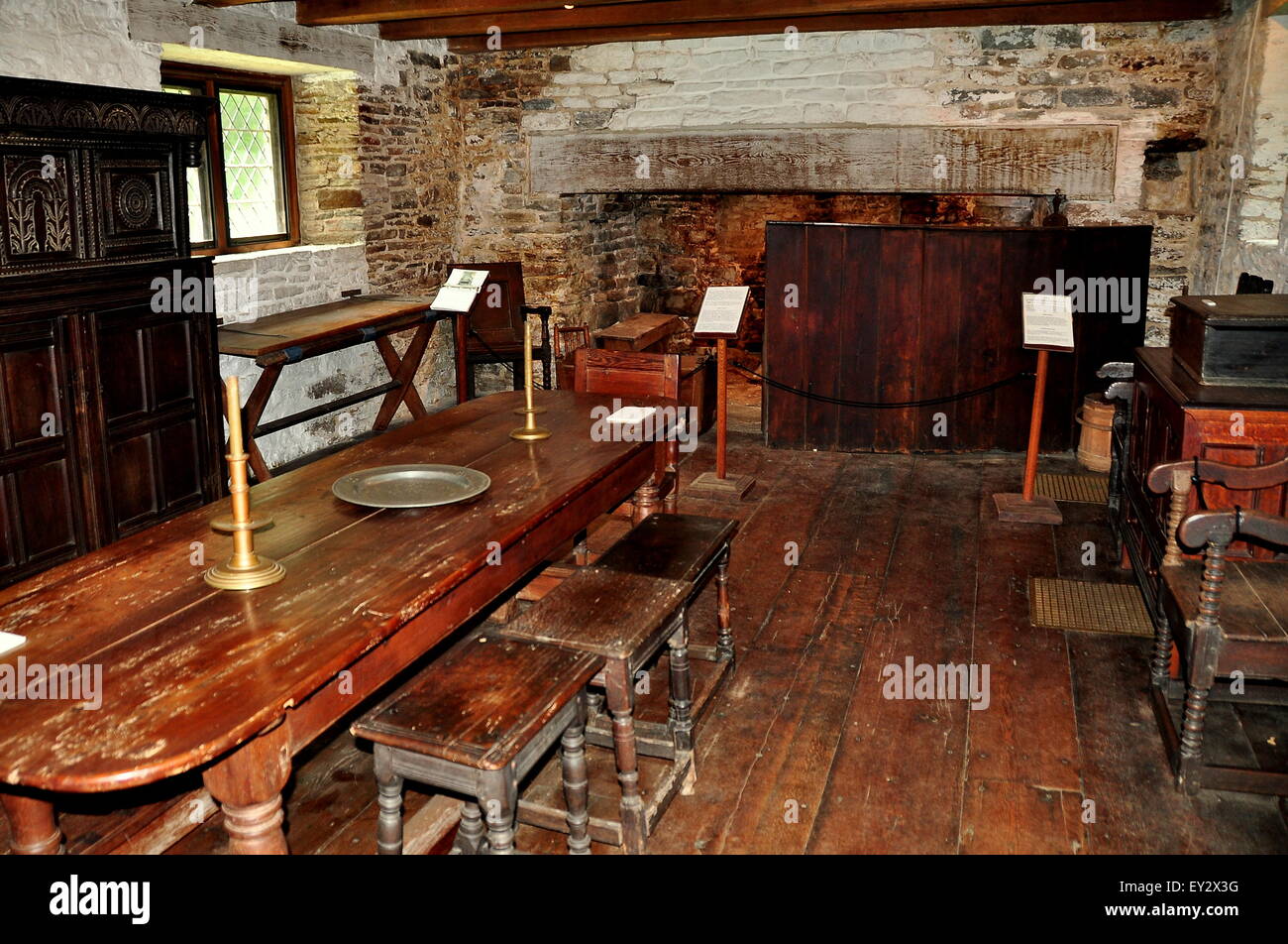 Guilford, Connecticut: Interno della grande sala con tavolo da pranzo e nel XVII secolo gli arredi a 1639 Henry Whitfield House Foto Stock