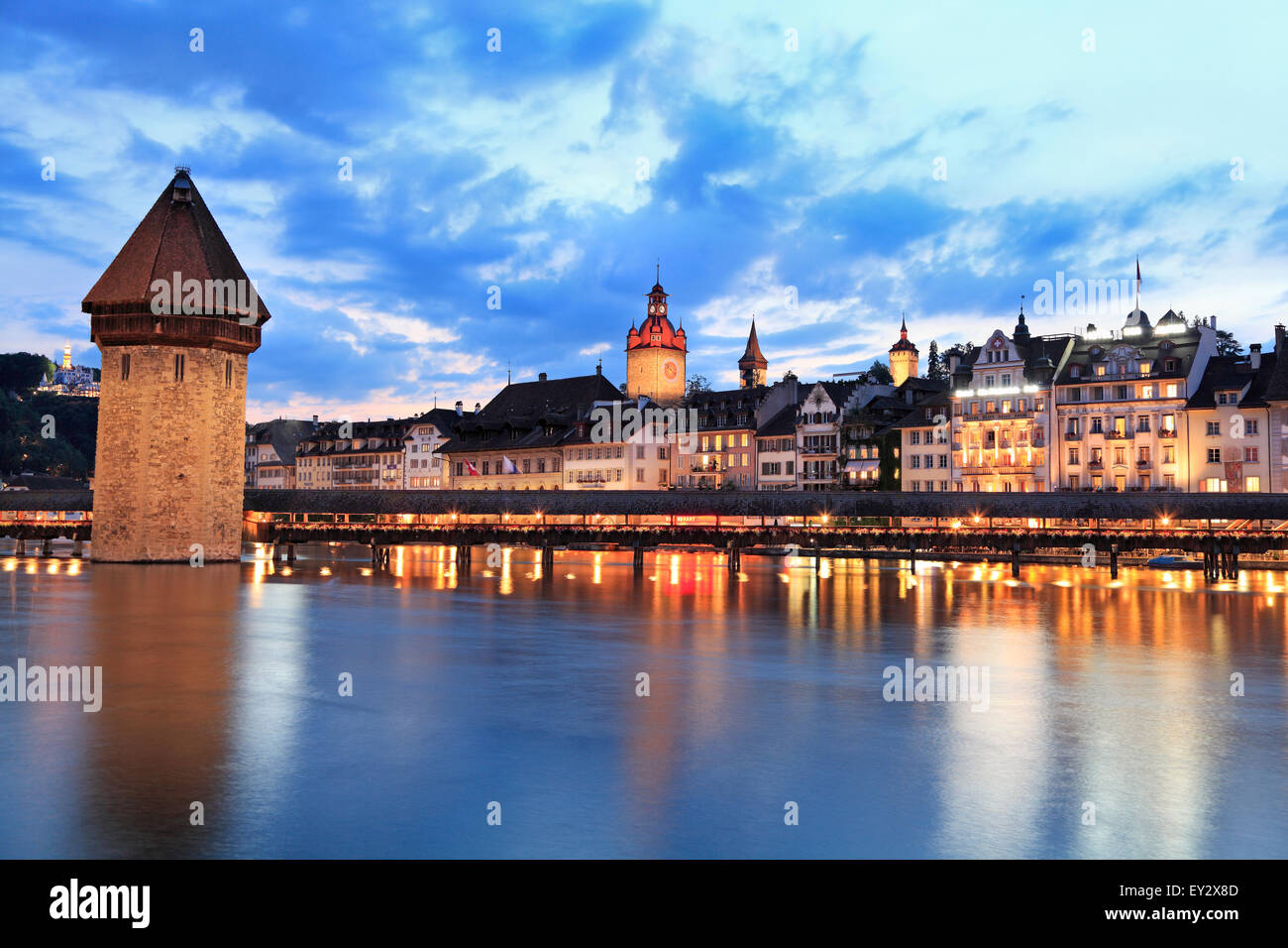 Lo skyline di Lucerna e Ponte Lachapel al crepuscolo, Svizzera, Europa Foto Stock