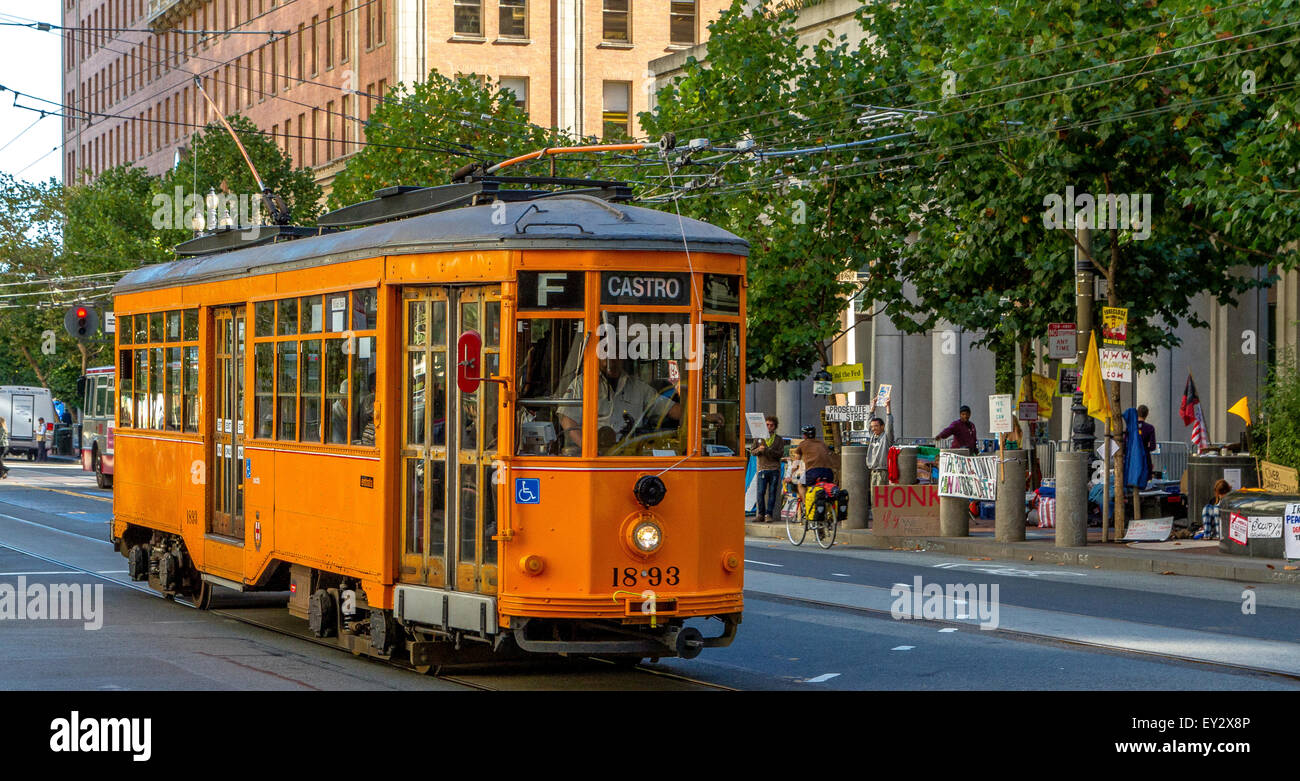 F Linea San Francisco Heritage Street Car rendendo il modo lungo Market St verso il capolinea di Castro , San Francisco . California , Stati Uniti Foto Stock