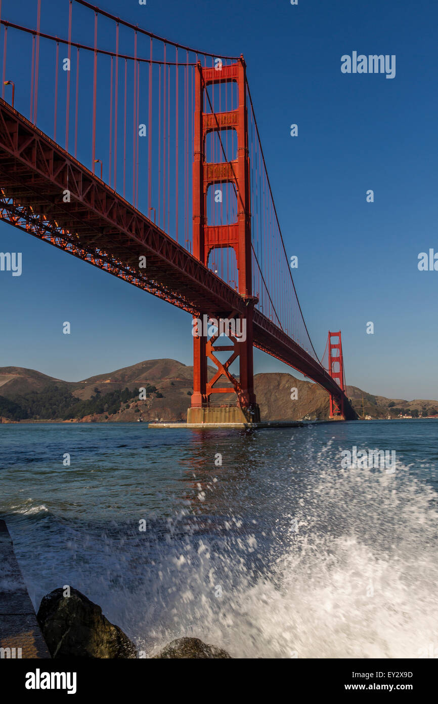 Lo spray marino sotto il Golden Gate Bridge a Fort Point , San Francisco , California Foto Stock
