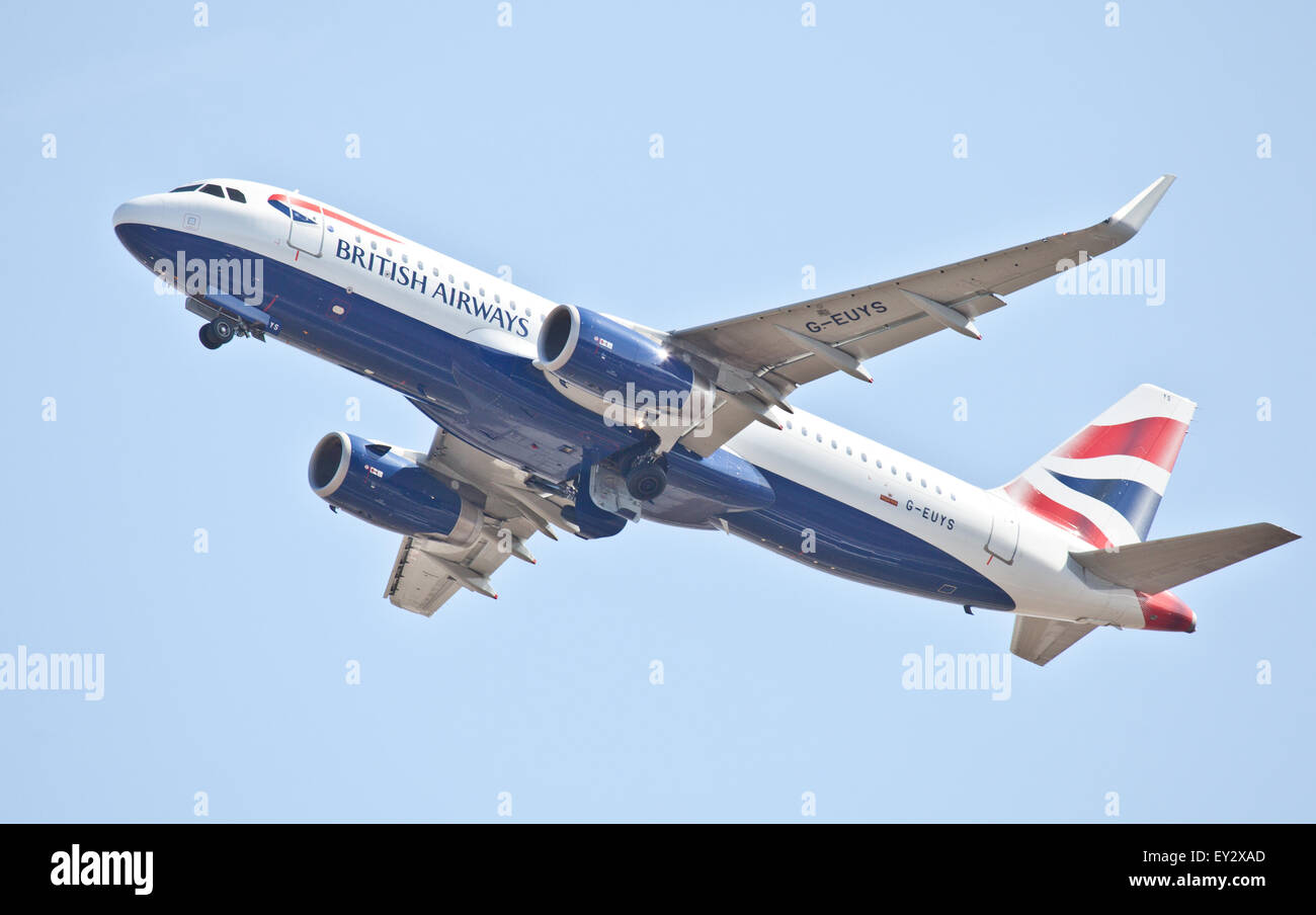 British Airways Airbus A320 G-EUYS decollo dall aeroporto di Heathrow LHR Foto Stock