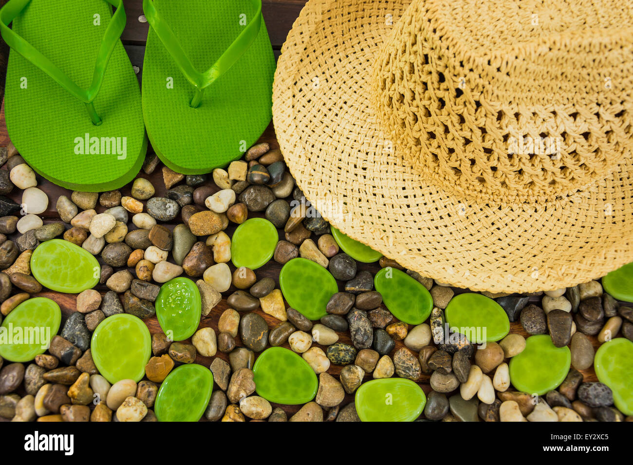 Terreno ghiaia di con hat e flip flop Foto Stock