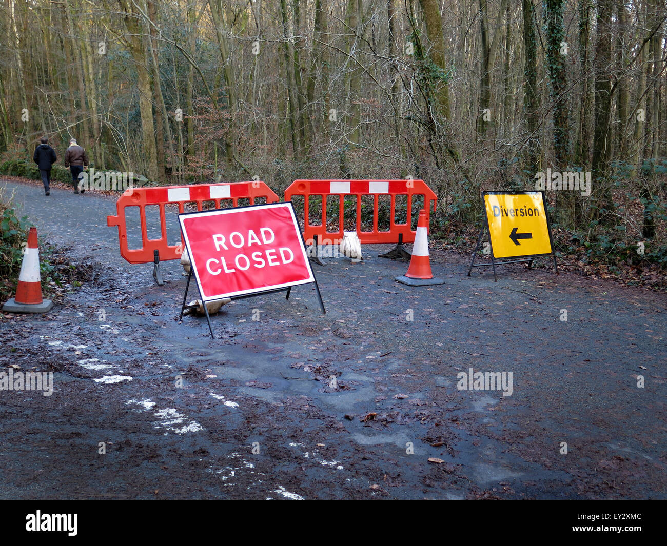 Diversione e di Strada chiusa segni sulla strada di un paese nel distretto del Lago Foto Stock