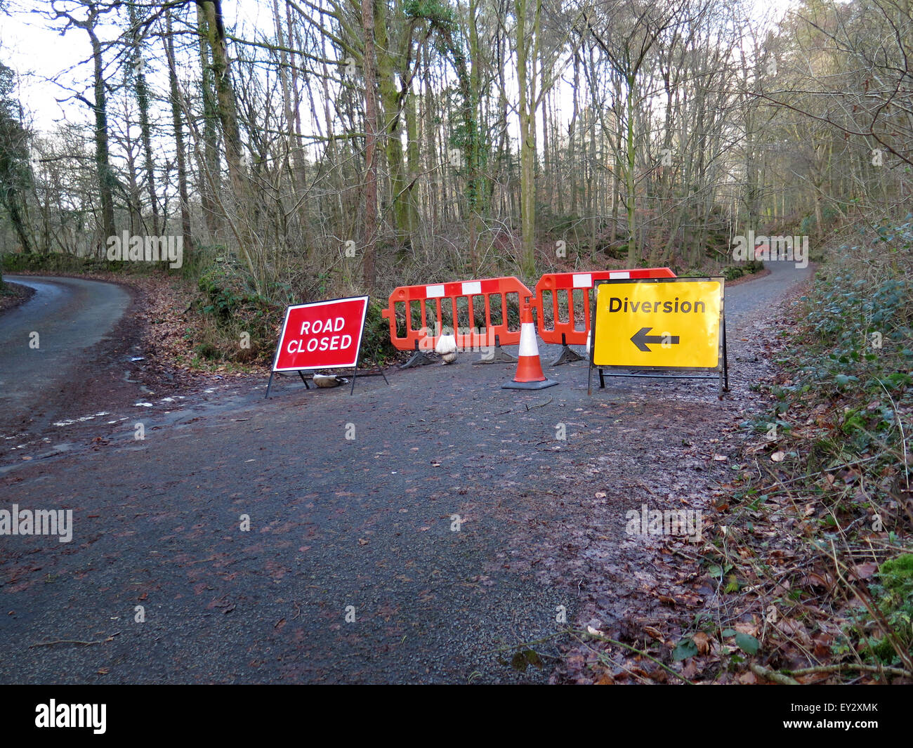 Diversione e di Strada chiusa segni sulla strada di un paese nel distretto del Lago Foto Stock
