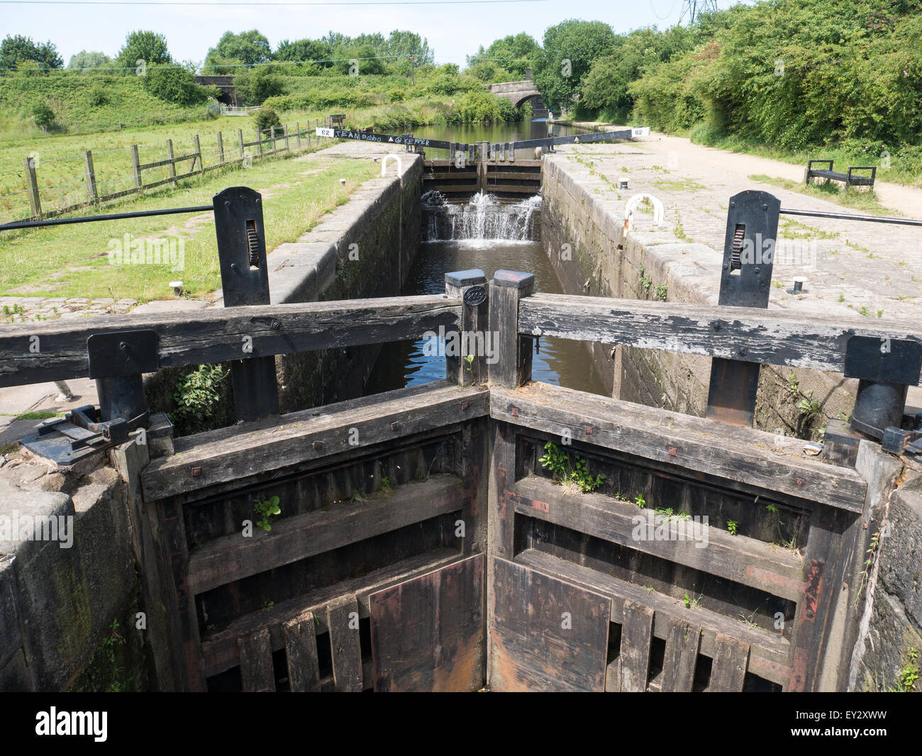 Bloccare i cancelli a Rochdale Canal vicino a Oldham, Lancashire Foto Stock