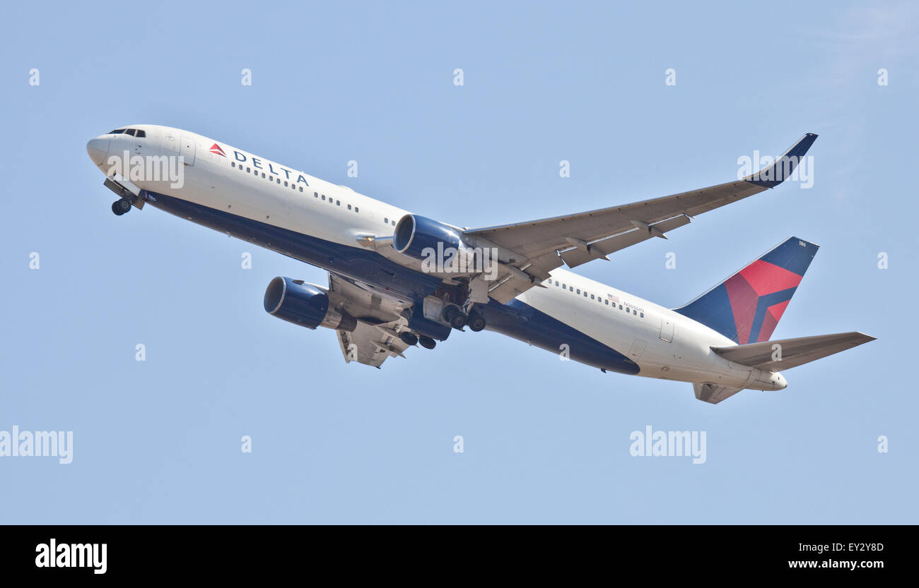 Delta Air Lines Boeing 767 N186DN decollo dall aeroporto di Heathrow LHR Foto Stock