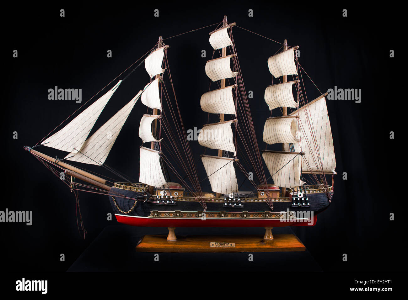 Altamente dettagliata del XVIII secolo il modello di fregate isolate su sfondo nero Foto Stock