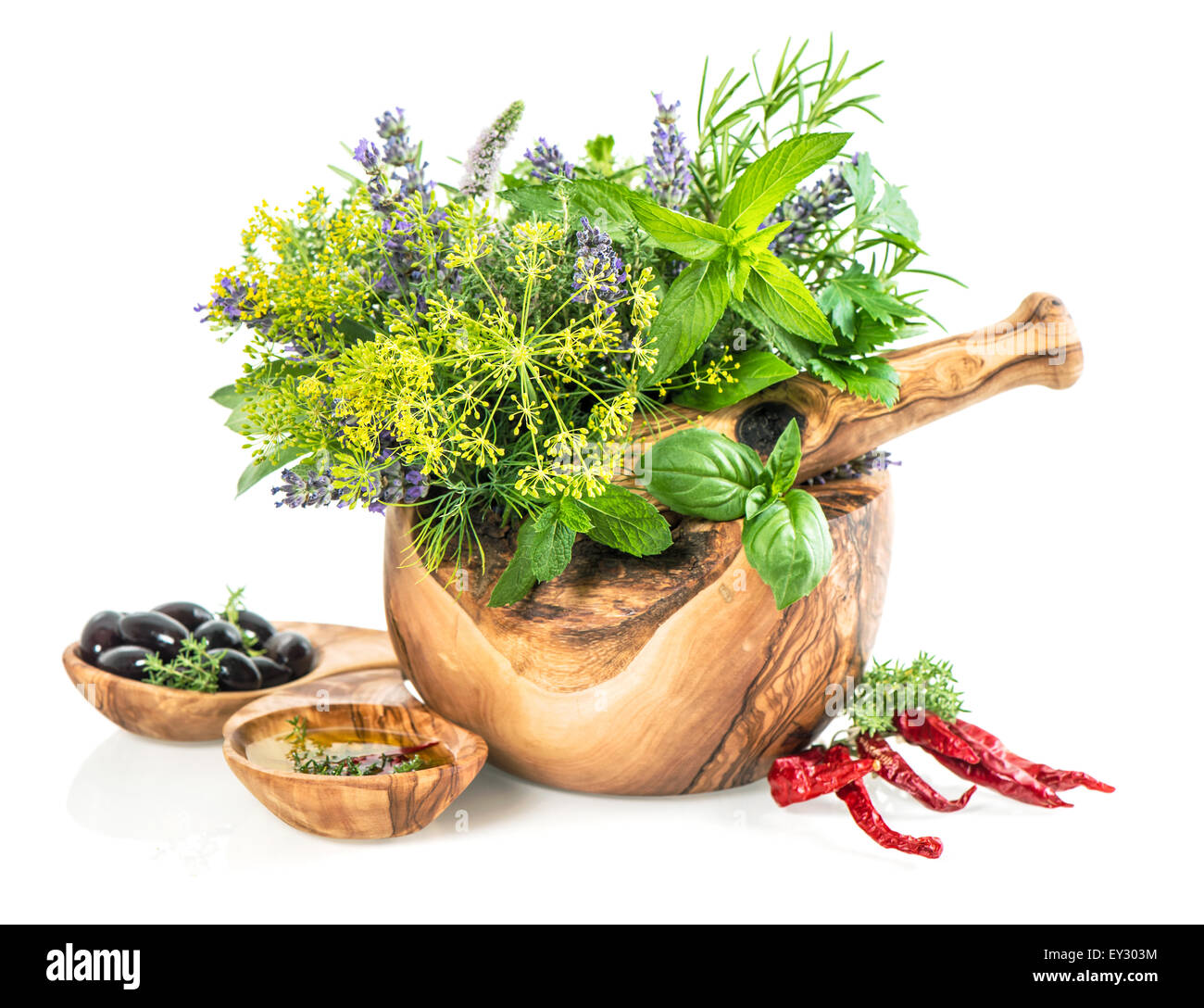 Olio di oliva con erbe aromatiche e spezie aneto, rosmarino, basilico, menta, salvia, lavanda. Alimenti sani ingredienti su sfondo bianco Foto Stock