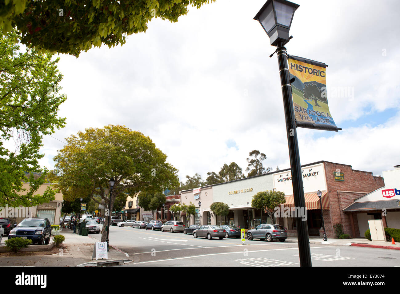 Lampione segno per storico villaggio di Saratoga, California, Stati Uniti d'America Foto Stock