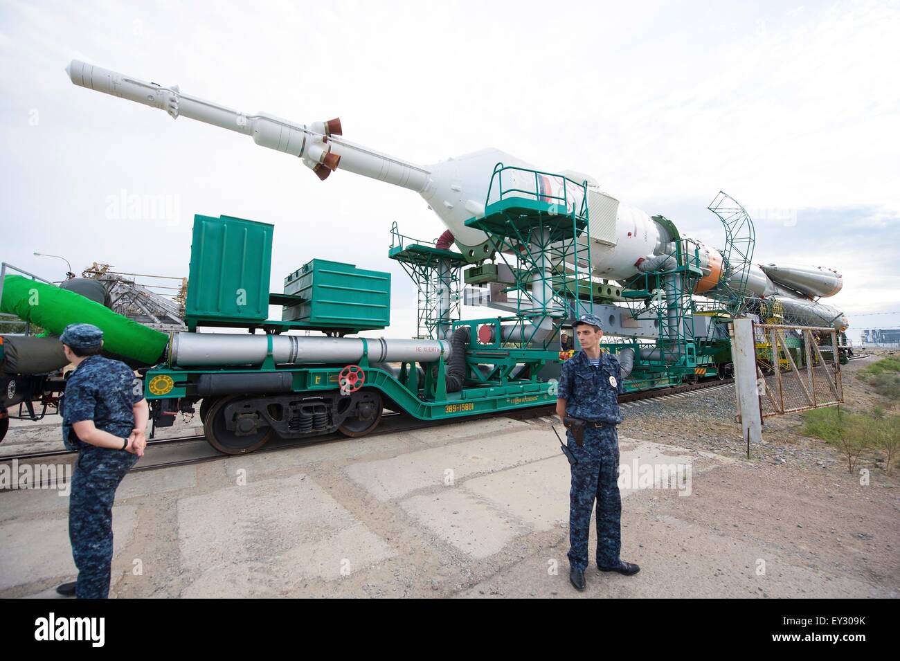 Cosmodromo di Baikonur in Kazakhstan. Il 20 luglio, 2015. Il Soyuz TMA-17M veicolo spaziale è rotolato fuori dal treno per il lancio al cosmodromo di Baikonur Luglio 20, 2015 in Kazakistan. Lancio del razzo Soyuz è prevista per il mese di luglio 23 e porterà Expedition 44 equipaggio alla Stazione spaziale internazionale. Foto Stock