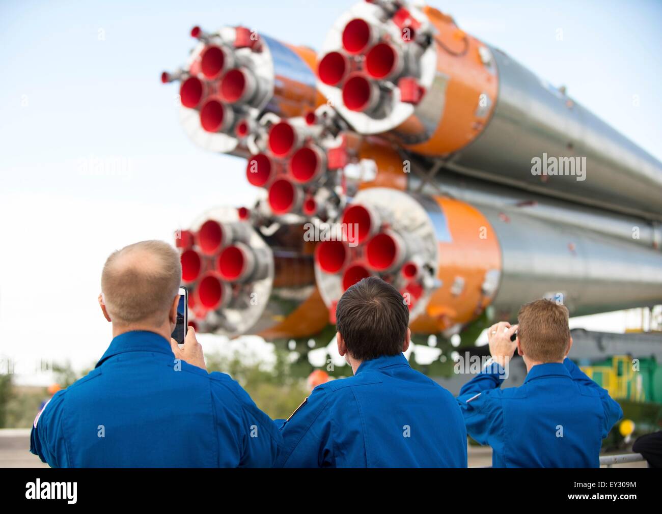 Cosmodromo di Baikonur in Kazakhstan. Il 20 luglio, 2015. Stazione Spaziale Internazionale spedizione backup di 44 membri di equipaggio Timothy Kopra della NASA, sinistra; Yuri Malenchenko di l'agenzia Spaziale Federale Russa, Centro; e Timothy Peake dell'Agenzia spaziale europea, destra, scattare foto come la Soyuz TMA-17M veicolo spaziale è rotolato fuori dal treno per il lancio al cosmodromo di Baikonur Luglio 20, 2015 in Kazakistan. Lancio del razzo Soyuz è prevista per il mese di luglio 23 e porterà Expedition 44 equipaggio alla Stazione spaziale internazionale. Foto Stock