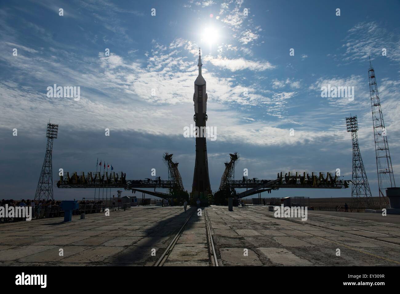 Cosmodromo di Baikonur in Kazakhstan. Il 20 luglio, 2015. Il Soyuz TMA-17M veicolo spaziale è sollevato in posizione sulla rampa di lancio presso il cosmodromo di Baikonur Luglio 20, 2015 in Kazakistan. Lancio del razzo Soyuz è prevista per il mese di luglio 23 e porterà Expedition 44 equipaggio alla Stazione spaziale internazionale. Foto Stock