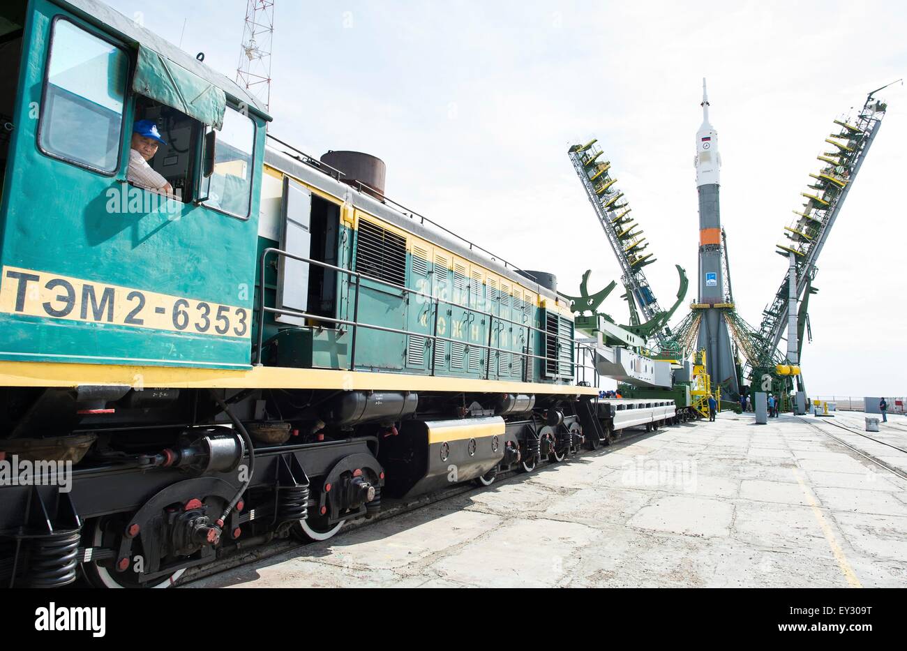 Cosmodromo di Baikonur in Kazakhstan. Il 20 luglio, 2015. Il Soyuz TMA-17M veicolo spaziale è sollevato in posizione sulla rampa di lancio presso il cosmodromo di Baikonur Luglio 20, 2015 in Kazakistan. Lancio del razzo Soyuz è prevista per il mese di luglio 23 e porterà Expedition 44 equipaggio alla Stazione spaziale internazionale. Foto Stock