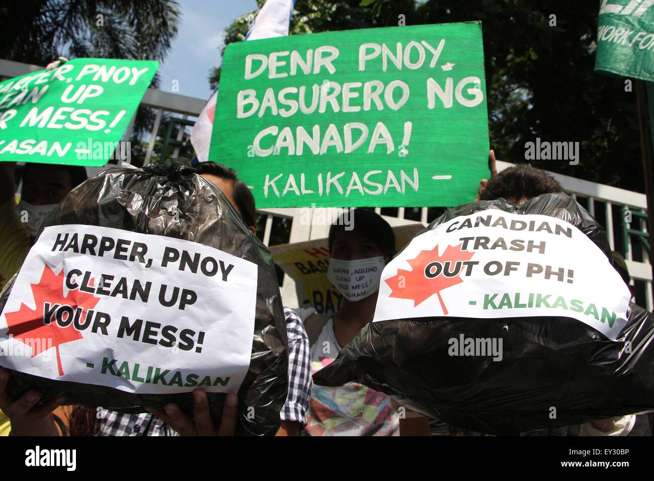 Manila, Filippine. Il 20 luglio, 2015. Il attivisti ambientali dal Kalikasan popolare di rete per l'ambiente (Kalikasan PNE), vietare sostanze tossiche e il Bayan Muna Party-elenco protestare presso il Dipartimento dell'ambiente e delle risorse naturali (DENR) ufficio centrale per denunciare la continua inazione oltre lo smaltimento dei rifiuti pericolosi spedizioni dal Canada in una discarica Tarlac; pertanto, l'amministrazione del Presidente Benigno 'Noynoy' Aquino III, 'spineless nel volto di indiscriminata i reati ambientali". Credito: PACIFIC PRESS/Alamy Live News Foto Stock