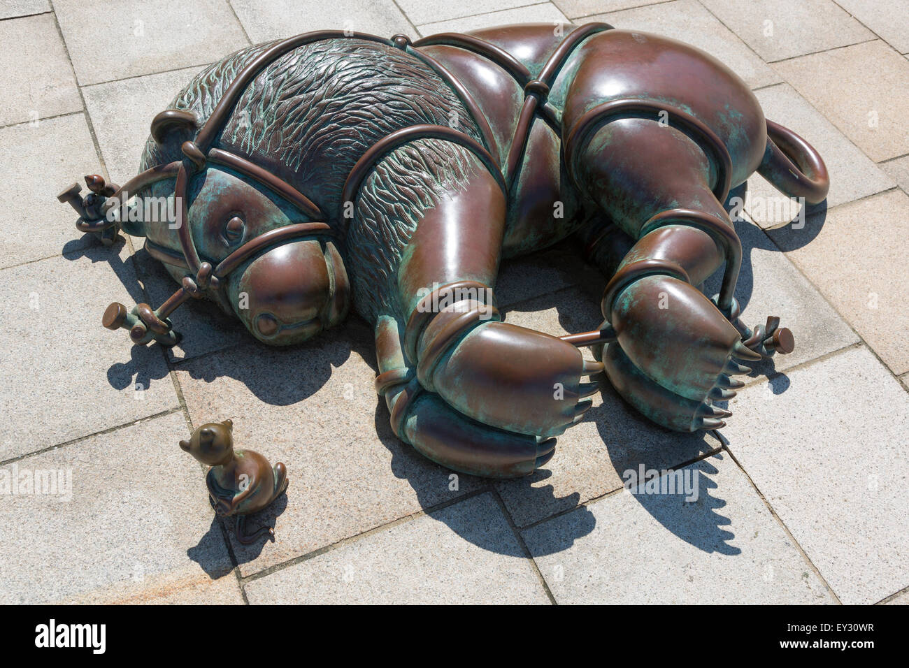Fairytale sculture del mare, Beelden Aan Zee Museum, il leone e il mouse da Tom Otterness, Scheveningen, Paesi Bassi Foto Stock