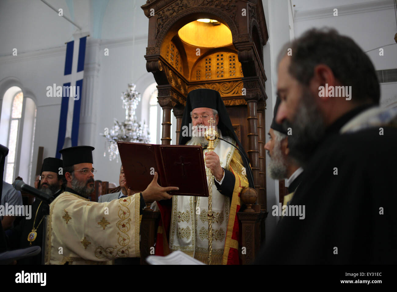 Larnaca, Cipro. Il 20 luglio, 2015. Arcivescovo di Cipro Chrysostomos (centro) nella chiesa Faneromenis, sta eseguendo la cerimonia ecclesiastica per i morti della guerra di Cipro. Cipro segni 41 anni dal 1974 invasione turca. Credito: Yiorgos Doukanaris/Pacific Press/Alamy Live News Foto Stock