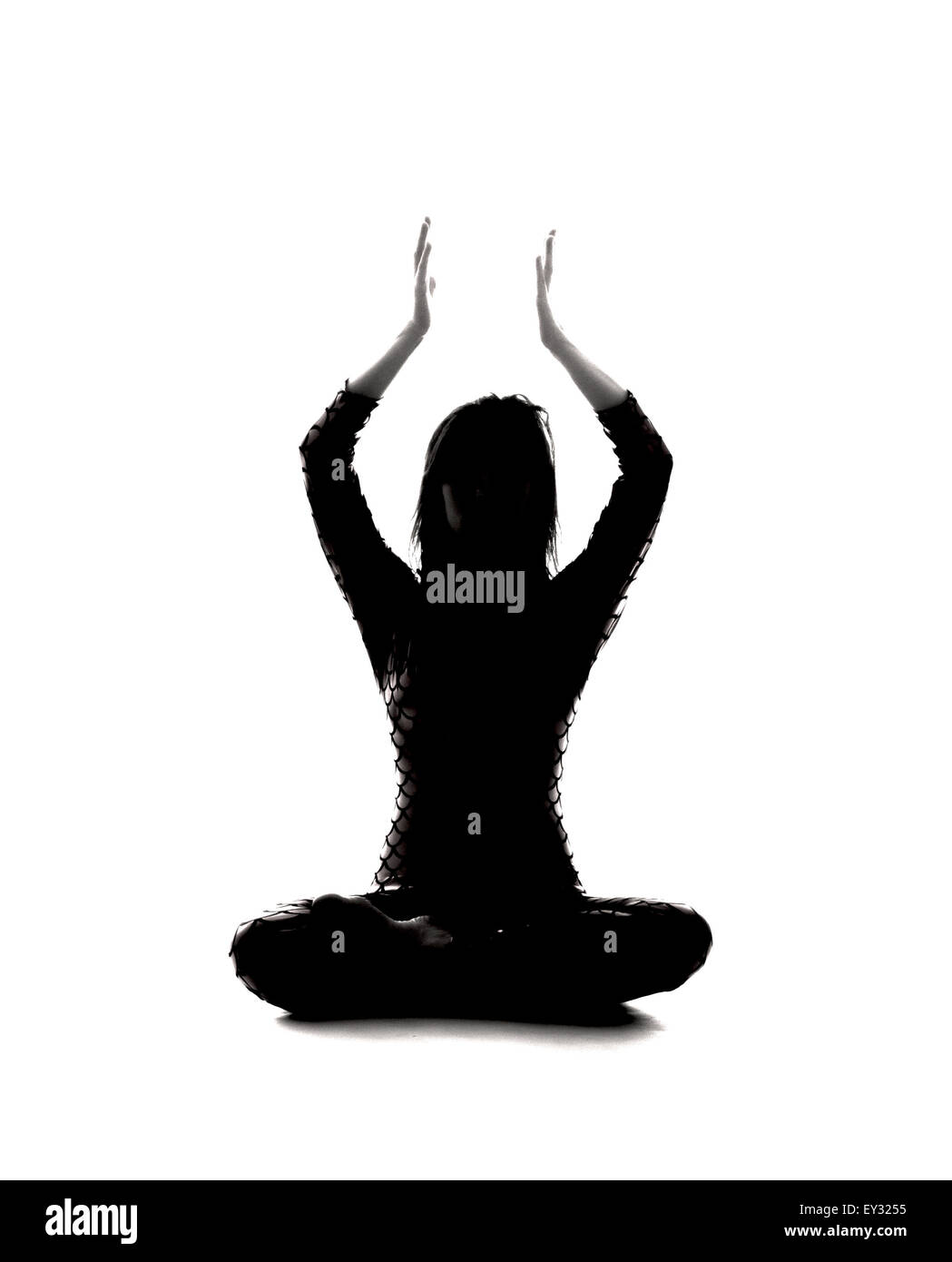 Silhouette di donna con le braccia aperte, jumping, yoga e meditazione, energia, reiki, live, nuovo, sì, felice Foto Stock