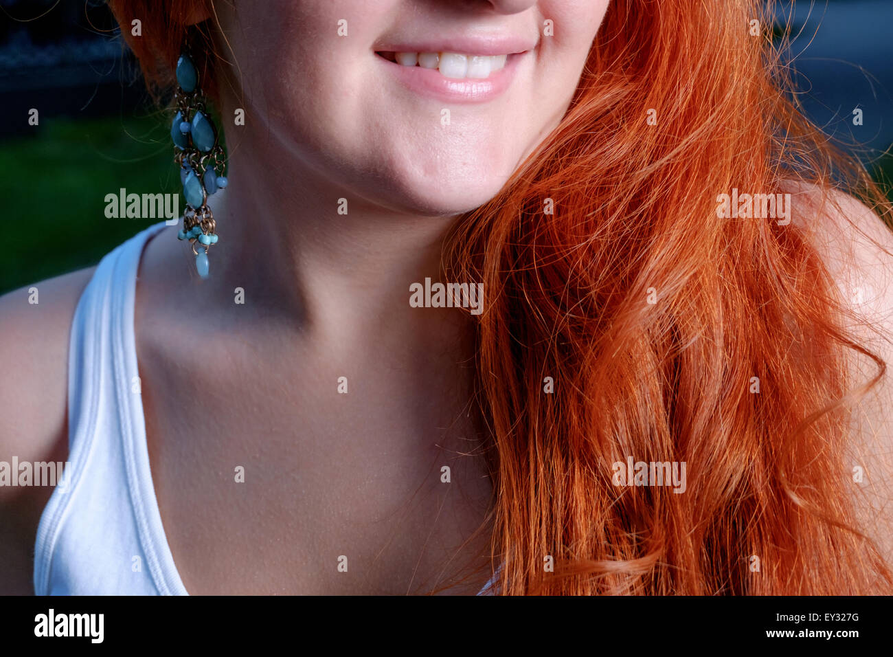 Dai capelli rossi donna sorridente. Parte del viso, labbra closeup Foto Stock