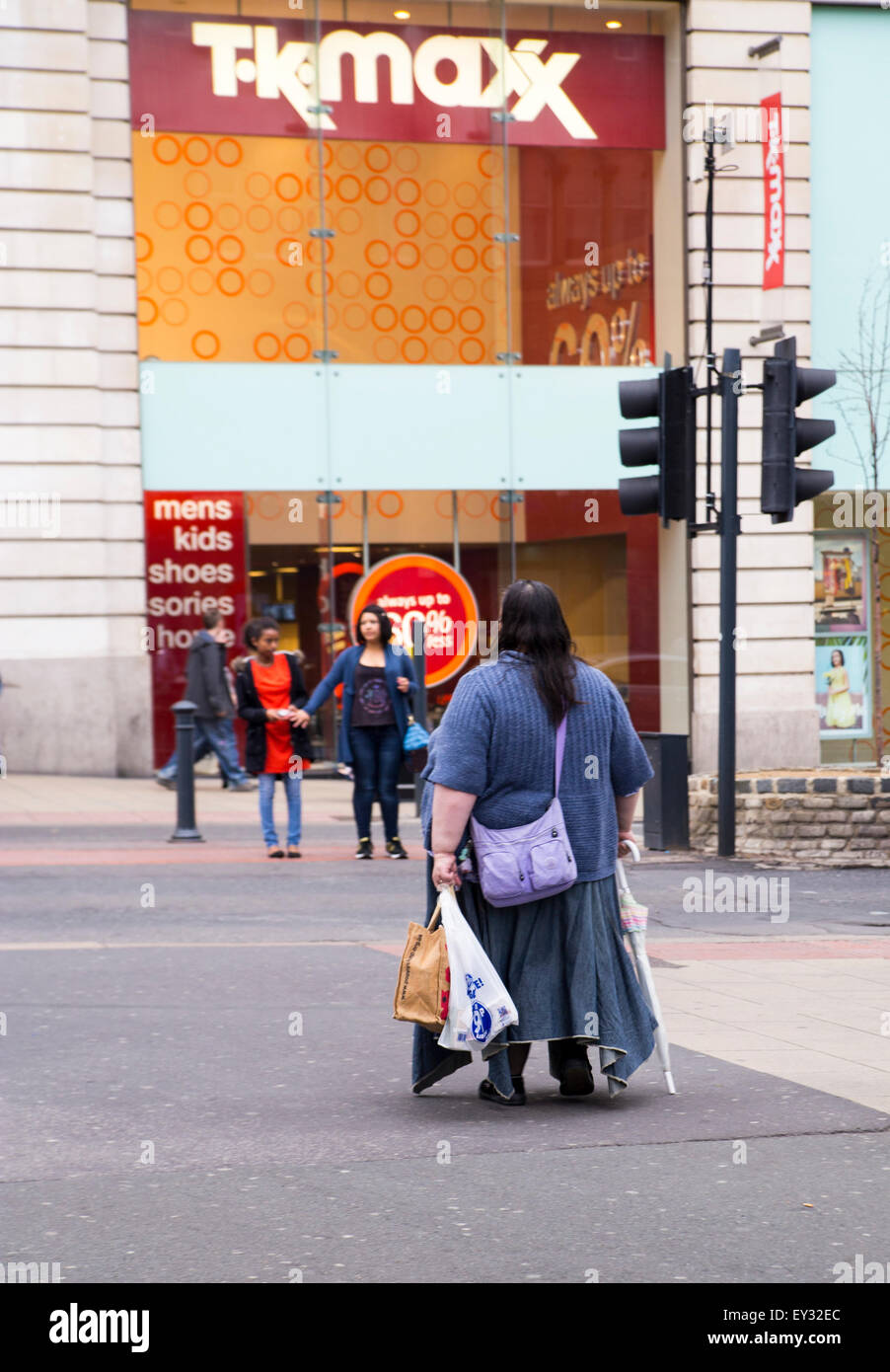 Immagine Stock - donna obesa camminando verso TK Maxx Foto Stock