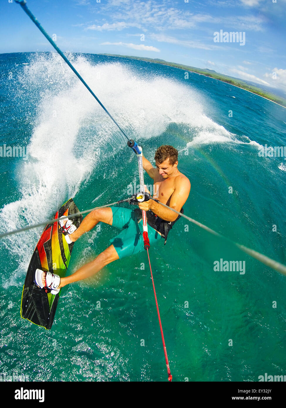 Kite Boarding. Divertimento nell'oceano, sport estremo. POV vista dalla telecamera di azione. Foto Stock