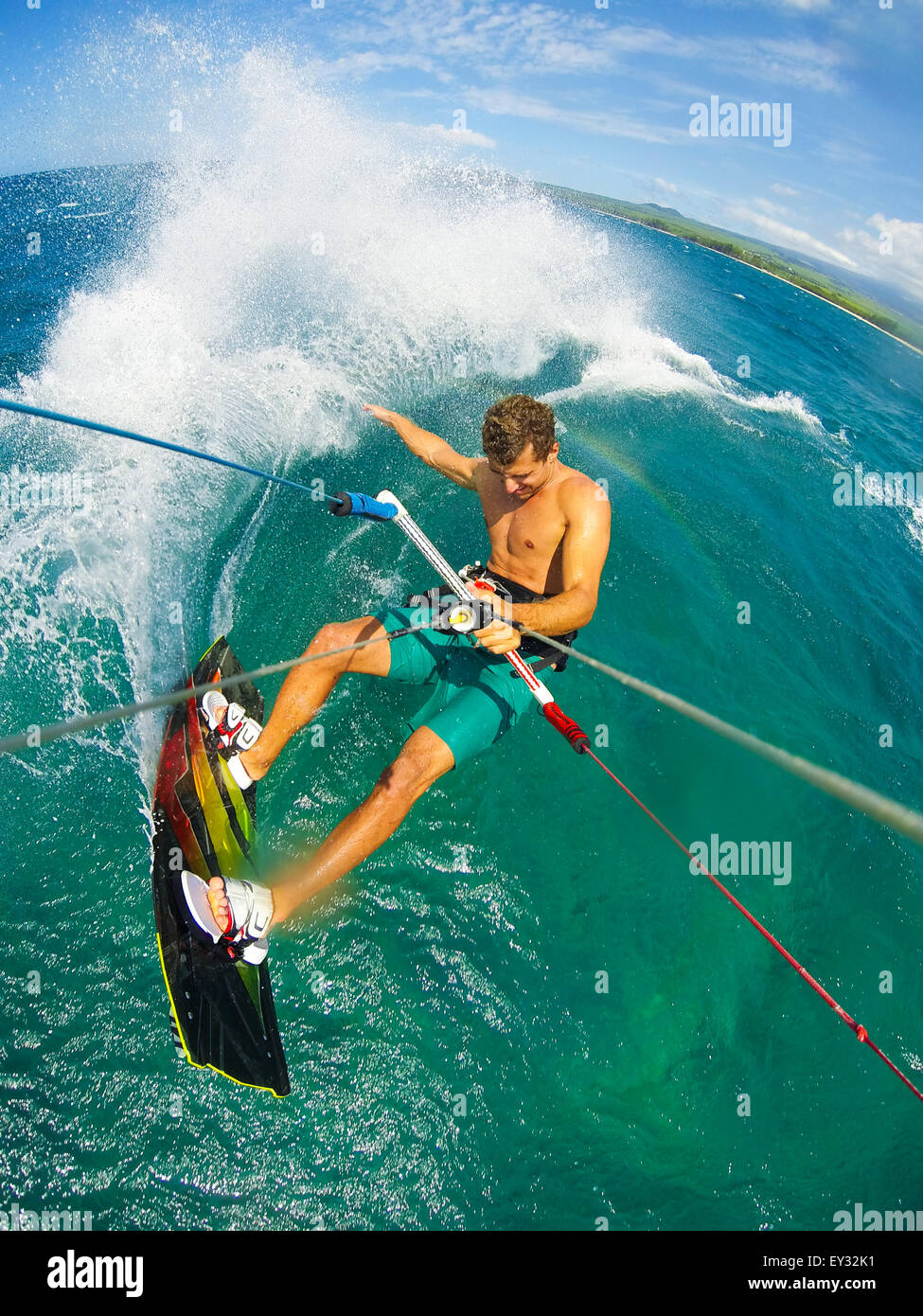 Kite Boarding. Divertimento nell'oceano, sport estremo. POV vista dalla telecamera di azione. Foto Stock