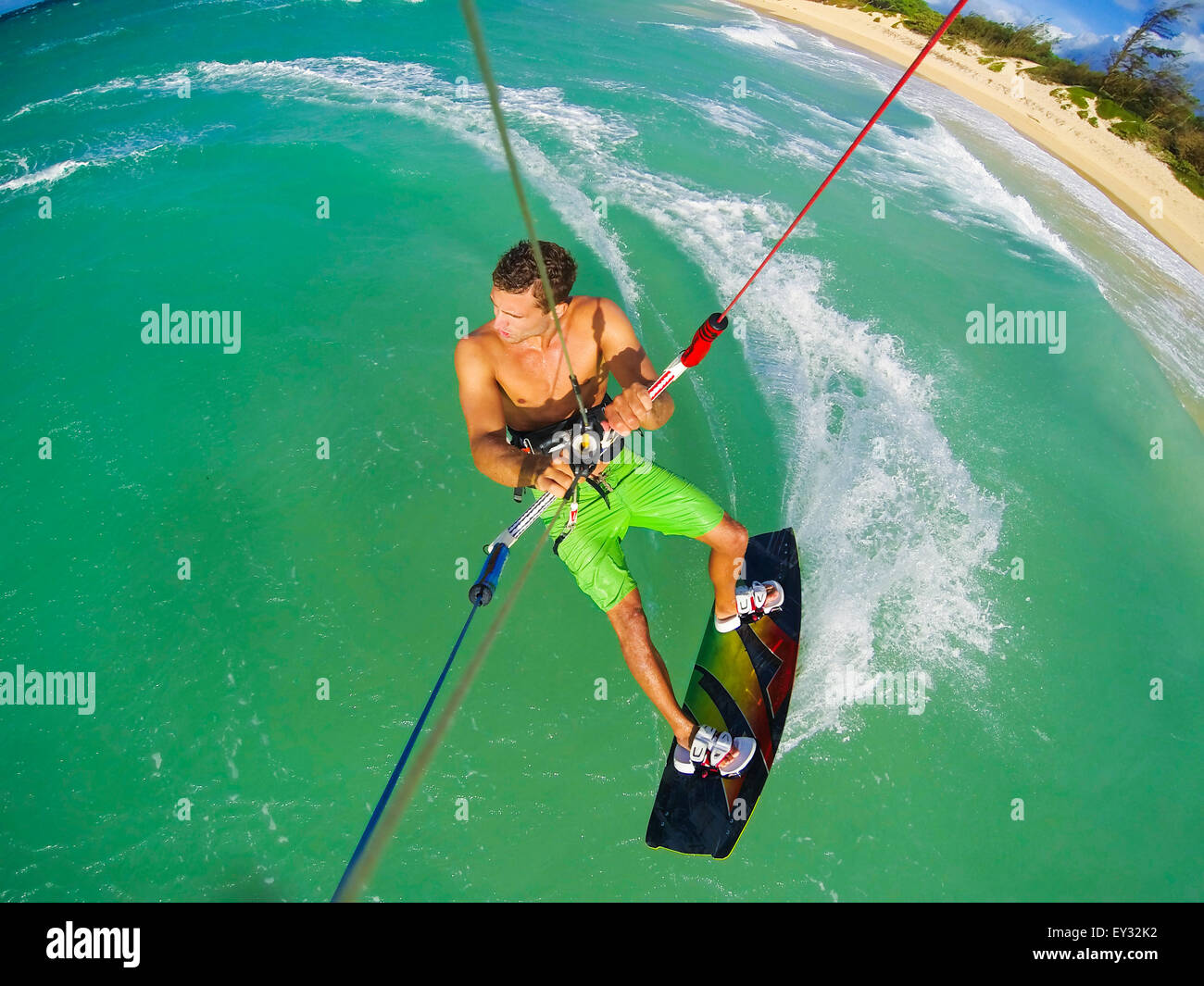 Kite Boarding. Divertimento nell'oceano, sport estremo. POV vista dalla telecamera di azione. Foto Stock