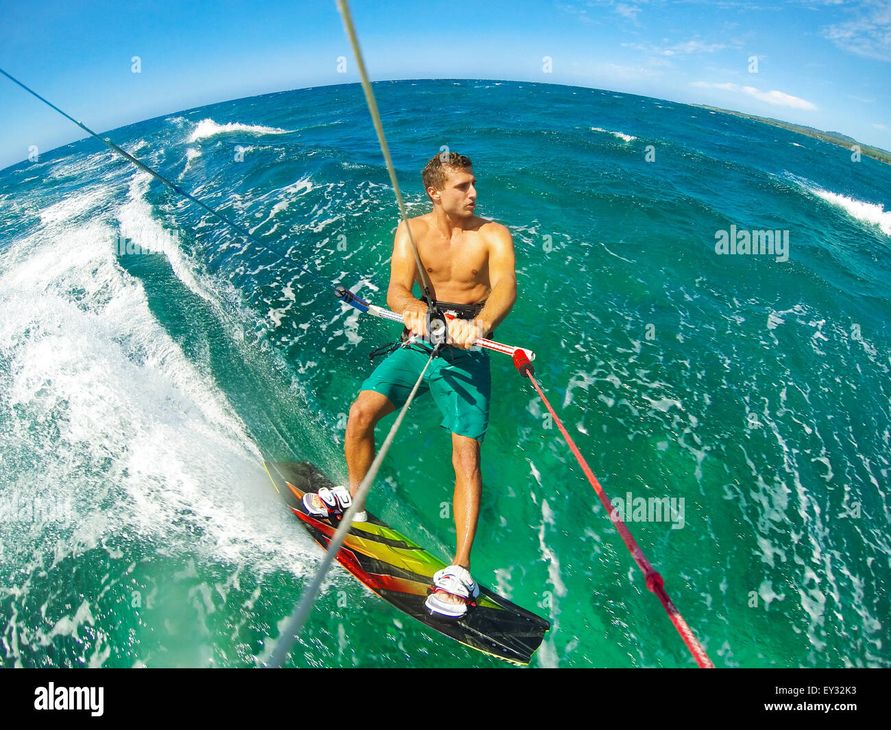 Kite Boarding. Divertimento nell'oceano, sport estremo. POV vista dalla telecamera di azione. Foto Stock