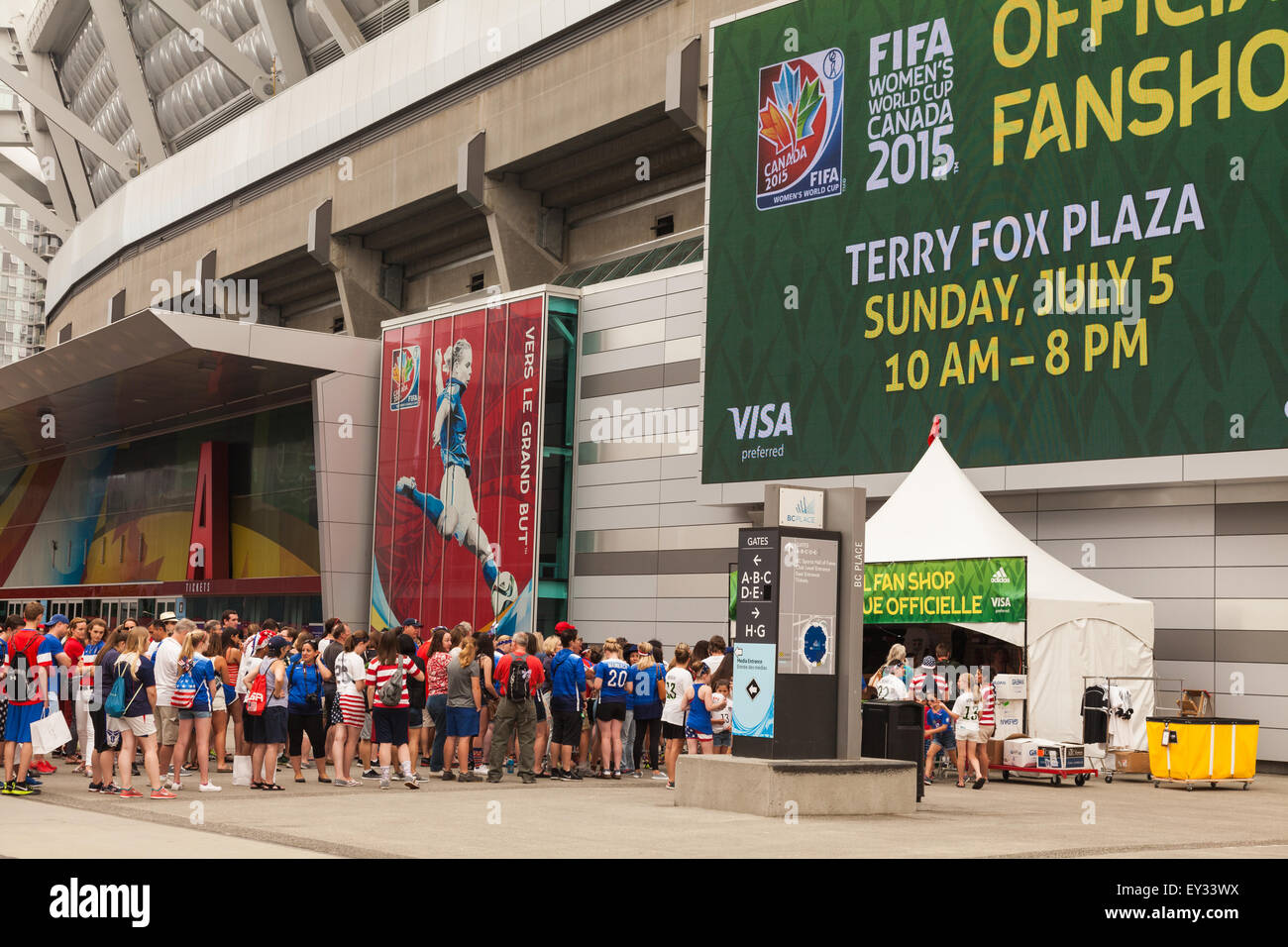 Appassionati americani che arrivano al BC Place Stadium di vancouver per la womens world cup soccer finale tra Giappone e Stati Uniti Foto Stock