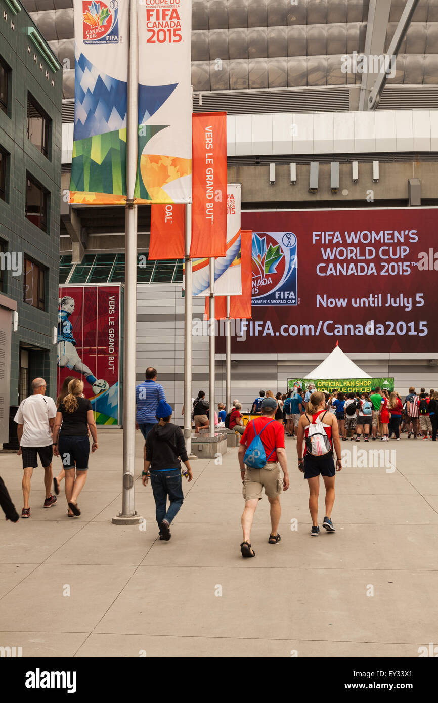 Appassionati americani che arrivano al BC Place Stadium di vancouver per la womens world cup soccer finale tra Giappone e Stati Uniti Foto Stock