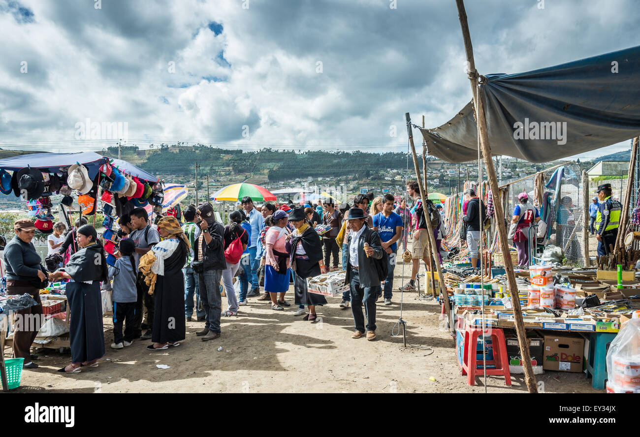 Si spegne la linea lungo la strada presso il tradizionale mercato del sabato nelle Ande città di montagna Otavalo, Ecuador. Foto Stock